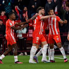 Luis Suárez asiste a El Bilal para que Almería derrote a Barcelona