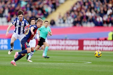 Jugada de la falta de Aritz Gabilondo a Dani Olmo. 