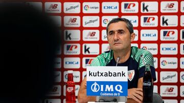 BILBAO, 12/11/2022.- El técnico del Atlhetic Club, Ernesto Valverde, durante la rueda de prensa que ha ofrecido hoy Sábado en Bilbao, previa al encuentro de Copa del Rey que disputan mañana frente al Alzira en la localidad valenciana. EFE / Luis Tejido.
