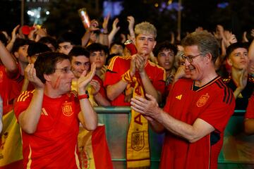 El líder del PP, Alberto Núñez Feijóo, con el alcalde de Madrid, José Luis Martínez-Almeida, celebrando uno de los goles de la selección española.