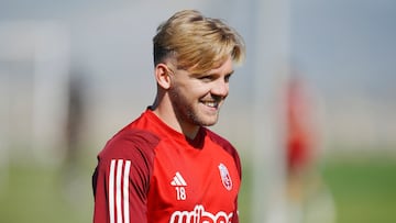 18/04/24 GRANADA CF ENTRENAMIENTO
Jozwiak