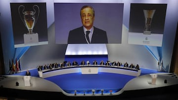 Florentino Pérez en la Asamblea que se dio luz verde al fútbol femenino.