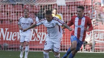 25/05/19 PARTIDO SEGUNDA DIVISION
SPORTING DE GIJON - ALBACETE
ACUÑA SE PREPARA PARA GOLPEAR EL BALON DESDE EL MEDIO CAMPO Y MARCA EL 0-2
