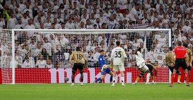 3-3. Córner que remata Aurelien Tchouameni y Álex Remiro, pese a ir al centro el balón, no puede evitar que suba el tercer tanto del Real Madrid.
