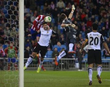 1-0. Godin anota el primer tanto.