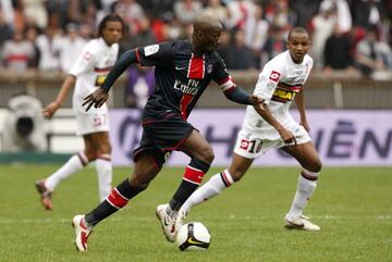 Claude Makelele controla el balón en un encuentro ante el Niza.