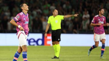 Juventus' Argentine forward Angel Di Maria (L) reacts after picking up an injury during the UEFA Champions League group H football match between Israel's Maccabi Haifa and Italy's Juventus at the Sammy Ofer stadium in the city of Haifa on October 11, 2022. (Photo by JACK GUEZ / AFP)