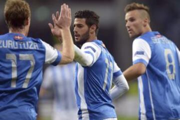El delantero mexicano de la Real Sociedad Carlos Vela celebra con sus compañeros David Zurutuza y Haris Seferovic el gol conseguido ante el Bayer Leverkusen