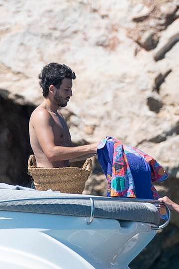 Sebasti¨¢n Yatra y Aitana disfrutan de unos d¨ªas de vacaciones en Ibiza navegando en un barco.