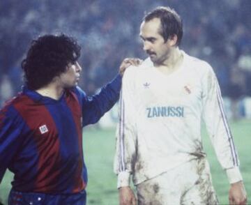 Maradona y Uly Stielike durante el clásico Real Madrid - Barcelona de 1982