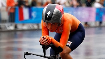 Paris (France), 27/07/2024.- Demi Vollering of the Netherlands in action during the Women's Individual Time Trial at the Road Cycling competitions in the Paris 2024 Olympic Games, Pont Alexandre III in Paris, France, 27 July 2024. (Ciclismo, Francia, Pa¨ªses Bajos; Holanda) EFE/EPA/YOAN VALAT