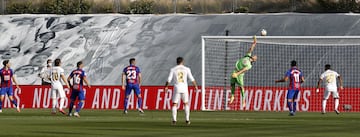 El jugador del Real Madrid, Toni Kroos, marca el 1-0 al Eibar. 