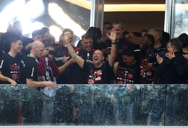 Fernando Carro, CEO del Bayer Leverkusen, celebra con los jugadores el primer título de campeones de la Bundesliga.