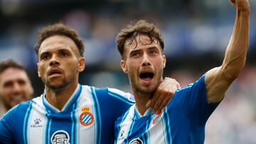 BARCELONA, 23/10/2022.- El delantero del Espanyol Javi Puado (d) celebra junto al delantero danés del Espanyol Martin Braithwaite (i) el primer gol del equipo durante el partido de Primera División de LaLiga entre el Espanyol y el Elche celebrado en el estadio Cornellá-El Prat, este domingo, en Barcelona. EFE/ Andreu Dalmau
