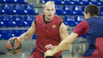 Maciej Lampe, con la cámara desarrollada por First V1sion en el pecho.
