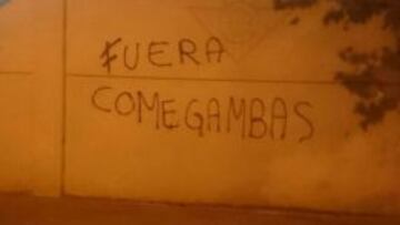 Una de las pintadas en la Ciudad Deportiva.