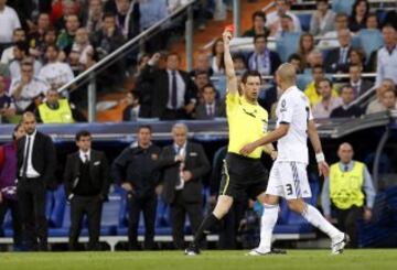 Real Madrid (0) - Barcelona (2). Fue una eliminatoria llena de polémicas. El árbitro Wolfgang Stark expulsó a Pepe tras una entrada con la plancha sobre Dani Alves. La repetición de la acción evidenció que el defensa portugués dio al balón, no obstante fue sancionado con un partido. 