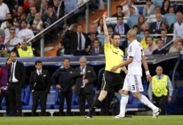 Real Madrid (0) - Barcelona (2). Fue una eliminatoria llena de polémicas. El árbitro Wolfgang Stark expulsó a Pepe tras una entrada con la plancha sobre Dani Alves. La repetición de la acción evidenció que el defensa portugués dio al balón, no obstante fue sancionado con un partido.