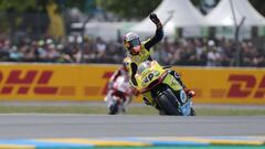 Rins celebra su victoria en Le Mans.