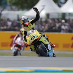 Álex Rins vence, convence
y ya lidera en Moto2