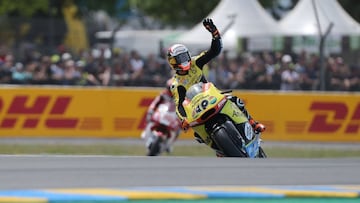 Rins celebra su victoria en Le Mans.