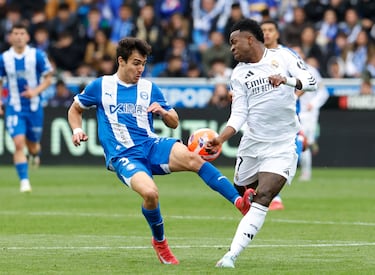 Dura entrada del jugador del Alavés, Manu Sánchez al jugador del Real Madrid, Vinicius. 