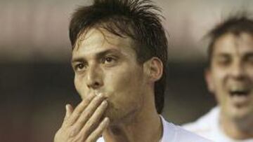 <b>FUTURO INCIERTO.</b> El futuro de Silva podría estar lejos del Valencia debido a la crisis económica que vive la entidad.