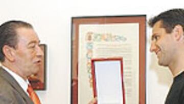 <b>MÁS DESPEDIDAS</b>. Palacios recibió ayer el agradecimiento de Rafael Gurrea, presidente del Parlamento de Navarra.