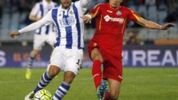 Vergini intenta robar el balón a Carlos Vela en el partido de Liga ante la Real Sociedad.