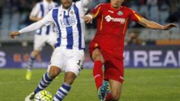 Vergini intenta robar el bal&oacute;n a Carlos Vela en el partido de Liga ante la Real Sociedad.