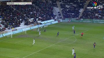 La Liga 1|2|3 estalla por esta jugada y con razón: el penalti que le pitaron al Barça B...