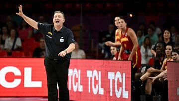 Miguel Méndez, seleccionador nacional, durante las semifinales contra Francia del Eurobasket 2025.