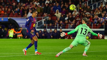 Tremendo el error de Costas, que pierde el balón ante Raphinha y le regala el mano a mano. El brasileño definió de forma exquisita con una vaselina para superar la salida de Aarón Escandell.