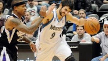 Ricky Rubio disputa el bal&oacute;n con Isaiah Thomas.