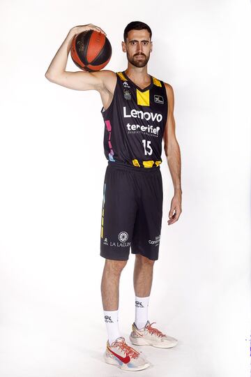 El alero (29 a?os y 2,01) vuelve a coincidir con Txus Vidorreta: ya estuvo a las 車rdenes suyas en el Valencia Basket. El Lenovo Tenerife ser芍 su cuarto equipo en la Liga Endesa tras Sevilla, Zaragoza y Valencia, donde ha pasado las cinco 迆ltimas temporadas. La campa?a pasada promedi車 6,4 puntos (44,4% de acierto en triples), 1,4 rebotes y 1,7 asistencias. Con Espa?a, se colg車 el bronce en el Eurobasket de 2017.