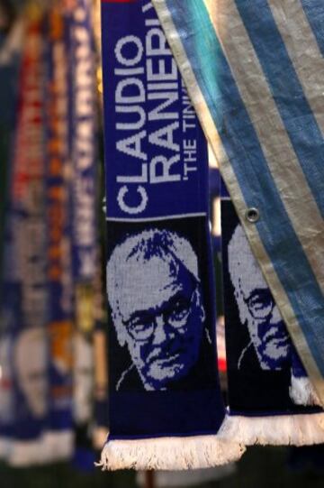 Los aficionados del Leicester homenajean a Claudio Ranieri antes del partido de la Premier League contra el Liverpool.