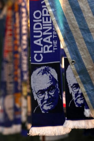 Los aficionados del Leicester homenajean a Claudio Ranieri antes del partido de la Premier League contra el Liverpool.