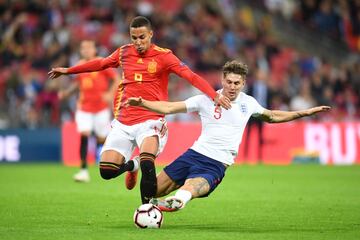 John Stones con Rodrigo Moreno.