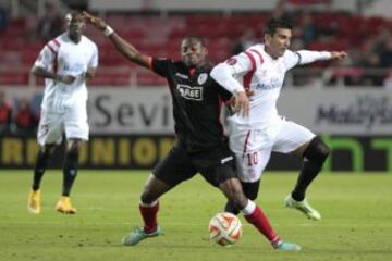 Reyes y Eyong Tarkang Enoh luchan por el balón.