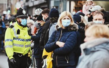 Debido a la nueva cepa del Coronavirus en Reino Unido su Primer ministro, Boris Johnson, decretó nivel 4 de alerta. Esto implica que los habitantes de los territorios afectados "deben permanecer en casa". Pero los habitantes de Crosby, un área suburbana en Sefton, Merseyside, y seguidores del Marine F.C. se saltaron dicho confinamiento para recibir al conjunto dirigido por Mourinho antes del encuentro de la FA Cup. Los Spurs vencieron 0-5 gracias a los goles de Carlos Vinícius (3), Lucas Moura y Devine. 