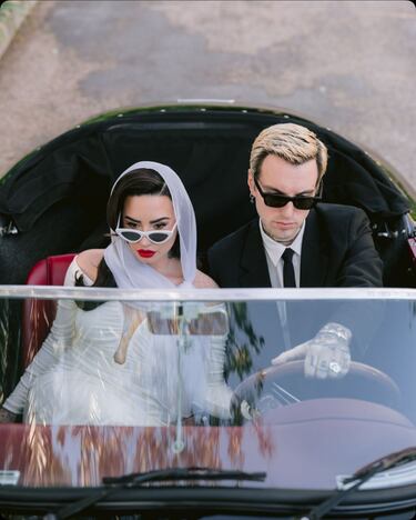 Demi Lovato, tras más de tres años de relación, se ha comprometido con Jordan 'Jutes' Lutes y ha dado el "sí, quiero". La ceremonia se ha celebrado en California según ha informado la revista ' Vogue'. El vestido de la novia lleva la firma de Vivienne Westwood, una diseñadora de moda y empresaria británica, considerada como la principal responsable de la estética asociada con el punk y el new wave.