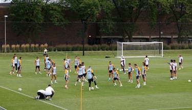 Aficionados del Real Madrid en la puerta de las instalaciones de la Universidad de Illinois en Chicago.