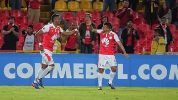 Carlos Henao y Diego Guastavino celebrando un gol de Santa Fe ante Rampla Juniors por Copa Sudamericana