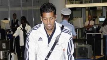 <b>CON MULETAS. </b>Garay, anoche, en el aeropuerto de Barajas.