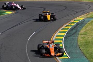 Fernando Alonso por delante de Nico Hulkenberg.