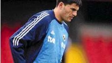 <B>DESGRACIA.</B> Diego Tristán tuvo que retirarse lesionado del Windsor Park.