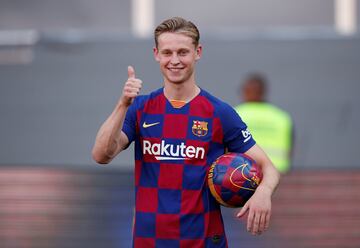 El jugador holandés Frenkie de Jong ha pisado por primera vez el Camp Nou con la camiseta del Fútbol Club Barcelona ante un gran número de barcelonistas.