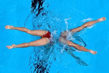 Esas piernas que emergen del agua en el Aspire Dome de Doha (Qatar) pertenecen a los cubanos Andy Manuel Ávila González y Carelys Valdés. Ambos competían ayer en la ronda preliminar de natación artística en dúo mixto libre. Su ejercicio les permitió ser segundos y hoy disputarán la final en los XXI Mundiales de deportes acuáticos.