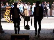 El excapitán del Atlético de Madrid, Gabi, junto al excentrocampista de la Real Sociedad, Xabi Prieto, portan la Copa del Rey a su llegada a Sevilla.