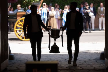 El excapitán del Atlético de Madrid, Gabi, junto al excentrocampista de la Real Sociedad, Xabi Prieto, portan la Copa del Rey a su llegada a Sevilla.  
